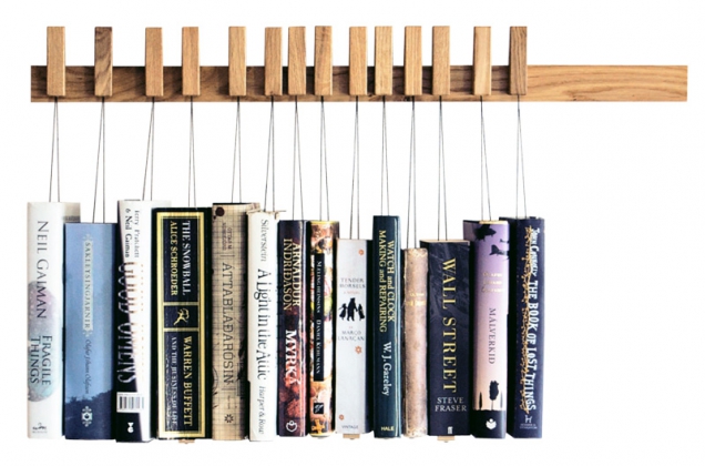 Ručně vyrobený Book Rack drží knihy zespoda na malých dřevěných destičkách navázaných na provázcích z voskované bavlny.