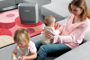 Electrolux Oxy3silence Air Cleaner Z 8020 zachytí částečky malé až 0,1 mikrometru (prach a nečistoty, pyly, výtrusy plísní, bakterie, roztoče a zvířecí alergeny). Doporučená cena 9 034 Kč