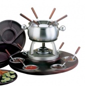 Fondue masové 302.574 (Nouvel Ag), set 28 dílů, dřevěný kolotoč se zapuštěnými nerezovými miskami a kotlíkem včetně 6 ks dělených talířů, cena 3 700 Kč, HUBRO