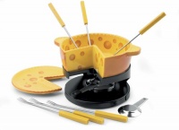 Fondue sýrové 155.95 (Nouvel Ag) ve tvaru vykrojeného sýru z keramiky, set 9 dílů, cena 2 300 Kč, lze přikoupit také stejné provedení vykrojených talířů, cena 1 200 Kč/6 ks, HUBRO