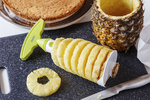 4. Kráječ ananasu - výrobce: decoDoma, cena: 79 Kč, www.decodoma.cz  Kráječ z tvrzeného plastu vám pomůže rychle nakrájet ananas na plátky. Rozměry 21 × 9 cm, lze mýt v myčce.