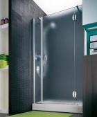 Dveře ke sprchovým koutům De Luxe PF jsou dodávány v šířkách 80, 90 a 120 cm, obvodový profil je z leštěného hliníku nebo bílý, výplň je transparentní tvrzené sklo 4 mm, nebo syntetický plast s označením Regan 4 mm, cena v rozměru 90 cm je 11 757 Kč. Keramická vanička 90 x 90 cm, odpad 60 mm, stojí 8 549 Kč (IDEAL STANDARD)