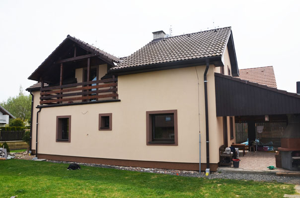 VÁŠ PROJEKT ROKU 2017: Hotovo už má Marta Demuthová ze Skřivanova, která se s námi podělila o svůj loňský kus práce a zaslala obrázek domu, na kterém přibylo zateplení a nová fasáda, dokončeno bylo jedno velké okno a nového zastřešení a úprav se dočkal i balkón nad hlavním vchodem.