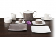 Ve stylu art deco je kolekce Modern Grace a Modern Grace Grey, porcelán s litografickým dekorem. Ceny: cukřenka a dóza na džem 710 Kč, mléčenka 660 Kč, konvička 2 590 Kč, čajový šálek s podšálkem 860 Kč, espresso šálek s podšálkem 800 Kč, široký šálek s podšálkem 860 Kč, talíře na salát 660 a 710 Kč, VILLEROY &amp; BOCH.