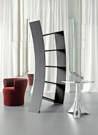 Knihovna Virgo (Driade), 200 x 125 x 31 cm, KONSEPTI, a stolek Source (Driade), leštěný hliník, cena 43 020 Kč, TWENGA
