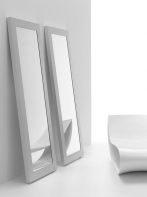 Zrcadlo Le Miroir (MDF Italia ), hliníkový rám, cena od 43 332 Kč, KONSEPTI
