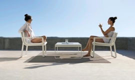 Flat (Gandía Blasco), design Mario Ruiz, lakovaný hliník a polyetylen, polštáře z polyuretanové pěny se snímatelným potahem ze syntetické kůže, ceny: křeslo 19 116 Kč, stolek 21 060 Kč, EGOÉ