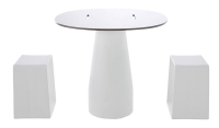Stolek Equal (Gandía Blasco), design Victor Carrasco, polyetylen, cena od 15 880 Kč, stolička Air (Gandía Blasco), design Héctor Serrano, polyetylen, cena 3 078 Kč, EGOÉ