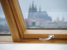 Romantický výhled střešním oknem Solara s klikou na spodním okraji (SOLARA)