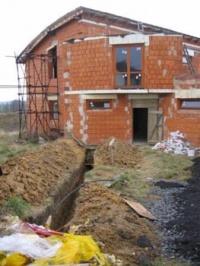 Nový dům bylo třeba připojit na vodu a kanalizaci