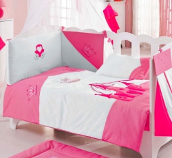 Ložní set do postýlky Princess, 100% bavlna, součástí jsou vypolstrované mantinely, přikrývka, povlečení, prostěradlo a polštář, cena 1 499 Kč, www.bonatex.cz