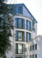 Profilový systém Elegance ze série 900 se vyznačuje elegantními měkkými liniemi, které lze uplatnit jak u oken, tak u balkonových či vstupních dveří. Disopnuje plně tříkomorovou technikou, středovým těsněním svařovaným v rozích a širokou škálou barev (Trocal)