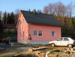 Při vybírání barvy fasády pomohl Jitce zase syn, který zpracoval konkrétní podobu domu v počítači