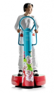 Posilovací stroj Powerplate (design Kenzo Takada), cena od 9 000 do 16 000 €, HOLMES PLACE ENERGY SMÍCHOV