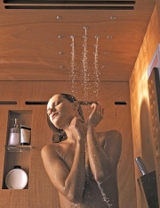 Unikátní řešení 3v1 pro domácí relaxaci (sauna, sprcha, pára v jednom prostoru 170 x 110 x 230 cm) představuje systém Tris, který je vybaven hlavovou sprchou (běžný proud a tropický déšť), ruční sprchou, termostatickou armaturou, generátorem s lávovými kameny (2 kg) a parním rozprašovačem, cena 402 000 Kč, IDEAL STANDARD 