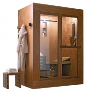 Unikátní řešení 3v1 pro domácí relaxaci (sauna, sprcha, pára v jednom prostoru 170 x 110 x 230 cm) představuje systém Tris, který je vybaven hlavovou sprchou (běžný proud a tropický déšť), ruční sprchou, termostatickou armaturou, generátorem s lávovými kameny (2 kg) a parním rozprašovačem, cena 402 000 Kč, IDEAL STANDARD 