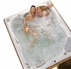 Prostorově nenáročný typ SPA Draco je vhodný až pro 4 osoby, kromě běžných trysek poskytuje i sestavu pro tureckou masáž, cena 298 560 Kč, USSPA