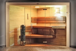 Sauna Poplar Royal (DYNTAR), rozměr 220 x 220 x 311 cm, je vybavená designovým finským topidlem IKI s velkým obsahem (70 kg) lávových kamenů (umožňuje při polévání naběračkou dosažení vyšší vlhkosti než u běžných topidel), LED osvětlením Rainbow umožňující v sauně tzv. colorterapii, cena 231 000 Kč, DYNTAR SAUNY