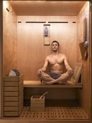 Unikátní řešení 3v1 pro domácí relaxaci (sauna, sprcha, pára v jednom prostoru 170 x 110 x 230 cm) představuje systém Tris, který je vybaven hlavovou sprchou (běžný proud a tropický déšť), ruční sprchou, termostatickou armaturou, generátorem s lávovými kameny (2 kg) a parním rozprašovačem, cena 402 000 Kč, IDEAL STANDARD 