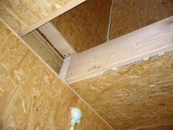 Fragment hotové stavební konstrukce z OSB desek