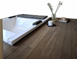 Dřevěná podlaha Deck (Tavar), dřevina teak siam, 80 až 200 x 9/10/12/14 x 2,1 cm, orientační cena 7 560 Kč/m2, přibližný pohyb cen v závislosti na rozměru od 3 192 do 8 803 Kč/m2, KOZÁK BATH &amp; INTERIOR