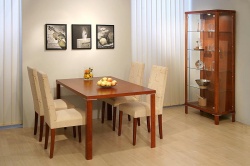 Jiná podoba jídelního koutu s nástěnnými dekoracemi a skleníkem: jídelní stůl Porte v rozměru 140 x 90 cm pořídíte za 5 910 Kč, dvoudveřový skleník stojí 14 295 Kč (DŘEVOTVAR)