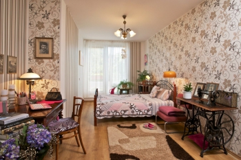 Romantická ložnice s vintage prvky nese ženský dotek