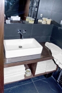 Komfort koupelny představuje nejen vana a umyvadlo od značky Duravit a baterie Hansgrohe, ale také kvalitní ozvučení celého prostoru