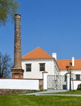 Jsem ze sousední vesnice, ale kolem zámku jsem chodil jako dítě do školy a od roku 1989 bydlím naproti, dívám se na něj přes rybník, takže k němu mám vztah už od dětství, říká Ing. Bronislav Vala, majitel stavební firmy V-stav a dvou hotelů v Hrotovicích a ve Valeči.