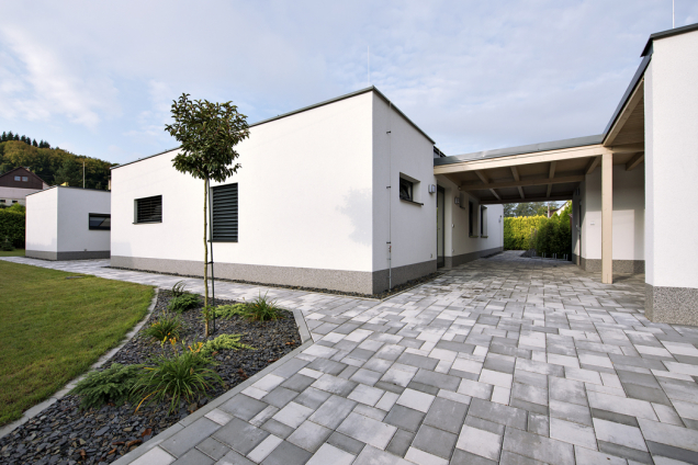 Ačkoli je majitel vášnivým cestovatelem, ve světové architektuře inspiraci nehledal. Dům se vyznačuje jednoduchými liniemi a dostatkem prostoru, který splňuje požadavky mladé aktivní rodiny.