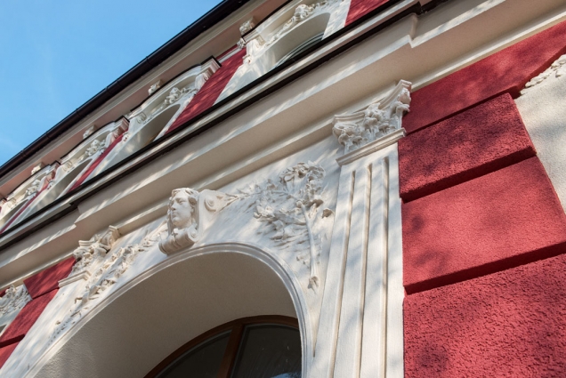 Zdařilá rekonstrukce bytového domu na Lidické třídě v Českých Budějovicích sklidila u místních lidí pozitivní odezvu. Při opravě klasicistní budovy byly použity výrobky Cemix, včetně nové fasádní omítky ActivCem, vyztužené skelnými vlákny. Pro tuto unikátní omítku se napříč odbornou veřejností vžilo označení „dlouhovousá“.