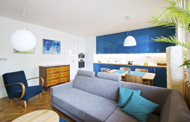 Spojení moderního designu a starých krásně repasovaných věcí bytu svědčí. Obrazy na stěnách maloval otec majitele bytu.