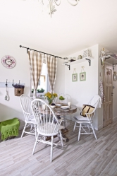 Starý kulatý stůl a židle koupila Lenka v bazaru. Jejich dnešní krása je zásluhou renovace, ke které se Lenka dlouho chystala, ale úsilí stálo za to.