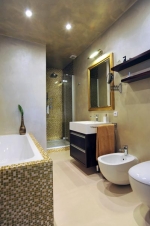 Za malou raritu je považována koupelna. Je zde vana, zděný sprchový kout, toaleta i bidet a nepůsobí nijak stísněně