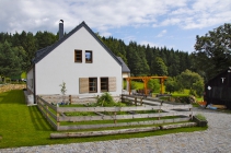 Architektonický návrh se snaží zachovat a podpořit tradiční hodnoty a přírodní ráz území. Na půdorysu původní stavby vznikla novostavba, korespondující s geniem loci Šumavy.