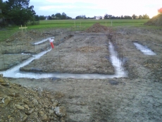 Sára musí počkat, až beton zatvrdne, teprve pak se může začít se stavbou ztraceného bednění