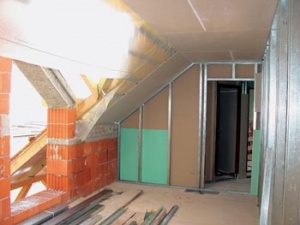 Sádrokartonové příčky a podhledy navázané na cihelné nosné stěny (Sádrokartony Matějů)