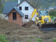Na rozsáhlejší terénní úpravy bylo nutné najmout bagr