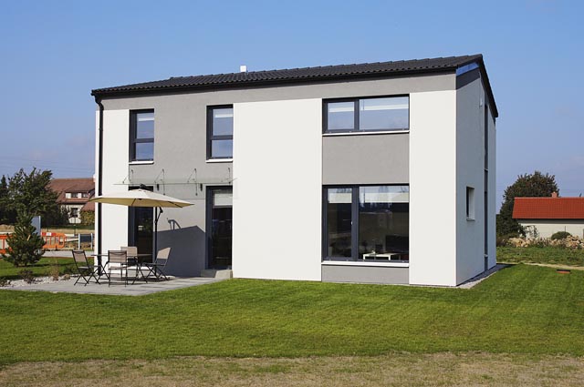 Dům Classic nabízí standardní moderní bydlení za příznivou cenu. Různé úpravy fasády a další změny mu dodají určitou individualitu. Nabízí Canaba.