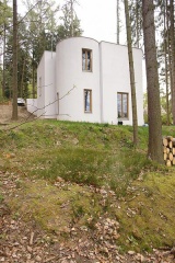 Nejzajímavější architektonický prvek, který jako by z oka vypadl francouzským středověkým hradům, tvoří nárožní kruhová věž