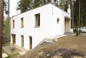 Jižní stranu zahrady, kde vznikne dřevěná terasa, a vstupní část spojuje venkovní betonové schodiště. Venkovní úpravy dosud nebyly dokončeny