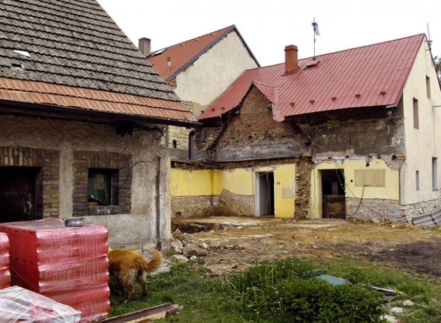 Vybrat tu správnou a solidní řemeslnou firmu není jednoduché a upozorňuji, že jde o běh na dlouhou trať. Vynaložené úsilí se vám ale stokrát vrátí a to samé platí i o stavebním dozoru.