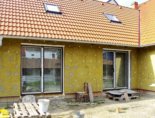 Když ještě nemáte fasádu, nevypadá váš domeček zvenku nijak skvěle, i když je vám už v jeho útrobách hezky teplo.