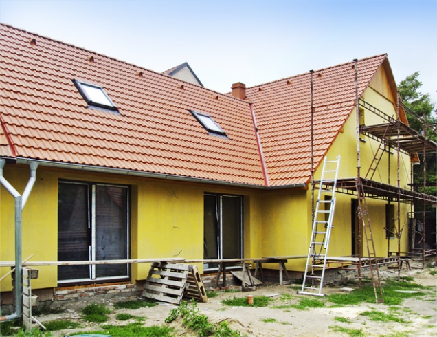 Teprve když už máte hotovou fasádu, můžete v klidu svoje stavební aktivity přesunout do exteriéru a začít vyrovnávat terén, navážet zeminu a dláždit či jinak zpevňovat plochy.