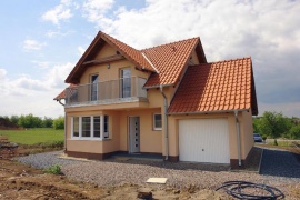 Vstup do domu Klassik 156 je dokonale chráněn: zleva proskleným jídelním koutem, zprava garáží a shora přesahem balkonu (projekt G Servis CZ, realizace RAK CZ)
