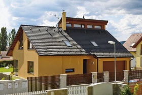 Uliční fasáda především chrání soukromí svých obyvatel