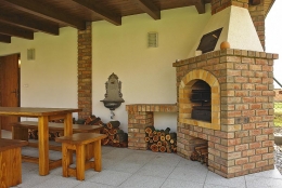 Chloubou rodiny je zděný zahradní altán s grilem a především velký klenutý sklep, 