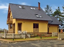 Pohled z boku odhaluje členitost stavby i fasády. V nižší části je umístěna dvougaráž, podkroví nad ní může zůstat volným půdním prostorem, nebo být využito
