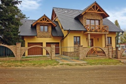 Typový rodinný dům Dominant Plus rozhodně nepřehlédnete. Zaujme svou hmotou členěnou do více úrovní i kombinací hladké fasády s obkladovými pásky a dřevěnými prvky objevujícími se na částečně přiznaném krovu, ve štítech a na balkonech