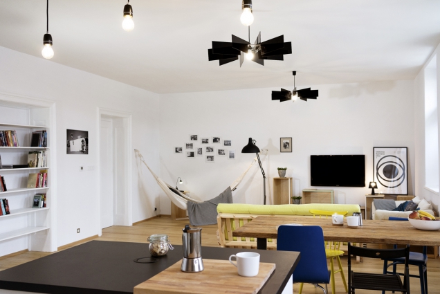 Majitelka si přála krb, ale jeho instalace by byla příliš komplikovaná, takže i zde došlo na alternativu, a to houpací síť pro relax se skleničkou vína a dobrou knihou. Stěnu zdobí fotografie z cest. Nika, která vznikla na místě původních dveří, slouží jako knihovna.